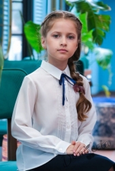 Детска риза в бяло за момиче с къдрици и тънка панделка в синьо 
