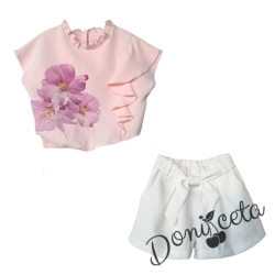 Летен комплект от блуза в прасковено с цветя и къси панталони в бяло