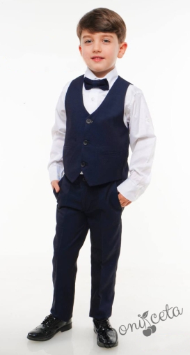 Официален костюм за момче от елек в тъмносиньо, риза в бяло, панталон и папийонка 45655477 1