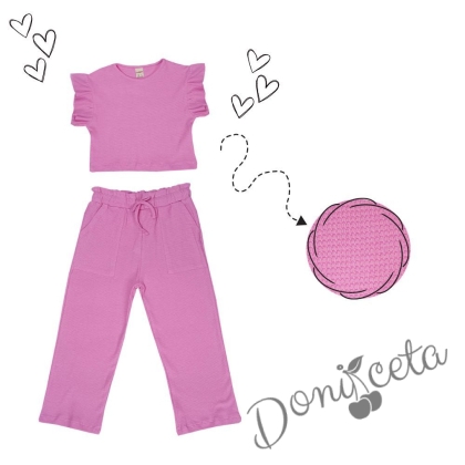 Релефен комплект за момиче с дълъг прав панталон и къса блузка с къс ръкав с къдрички в розово 1