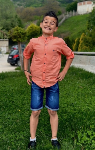 Комплект от риза за момче в оранжево и къси дънки в синьо1