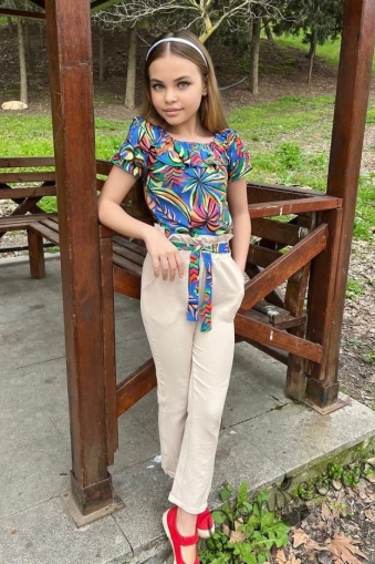 Комплект за момиче от разноцветни блуза с къс ръкав, панталон в бежово с декоративно коланче и венче в бяло 1
