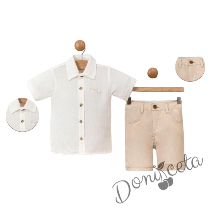 Комплект от риза с къс ръкав в бяло с надпис и къси панталони в бежово 1