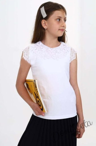 Детска блузка с къс ръкав в бяло с дантела 1