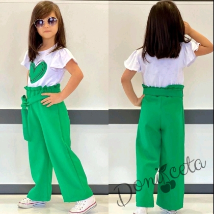 Комплект от тениска в бяло с зелено сърце и панталон  1