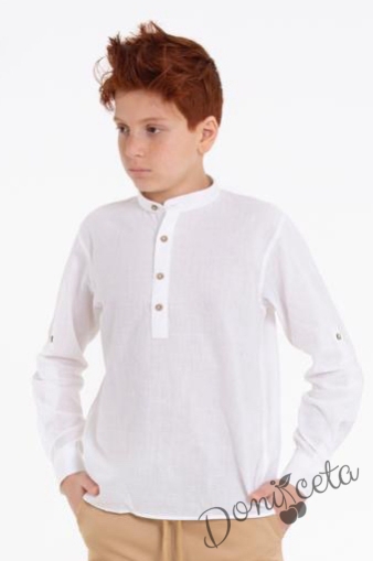 Детска риза с дълъг ръкав за момче в бяло без яка с бежови копчета 1