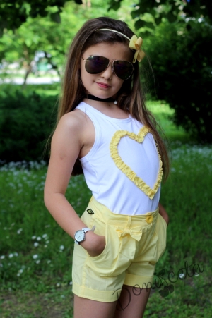 Children's t-shirt in white with a heart of curls in yellow