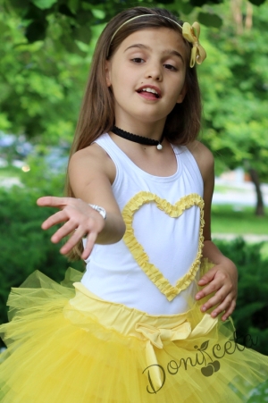 Children's t-shirt in white with a heart of curls in yellow