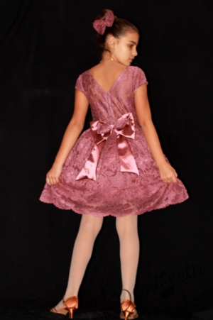 Официална детска рокля с къс ръкав в дантела в пепел от рози с голяма панделка отзад