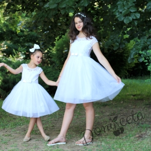 Официална детска рокля в бяло с коланче от дантела и тюл от колекция Майки и дъщери