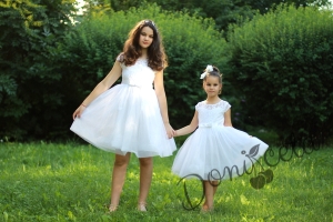 Официална дамска рокля в бяло с коланче от дантела и тюл от колекция Майки и дъщери