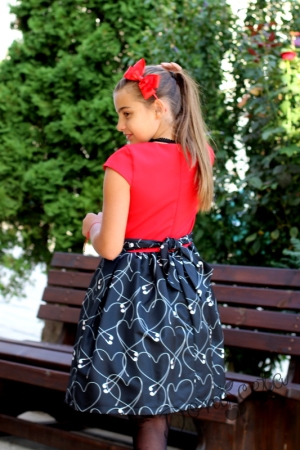 Детска рокля с къс ръкав с ноти в червено и черно 5