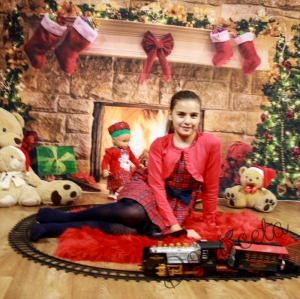 Коледна детска рокля в каре с болеро в червено