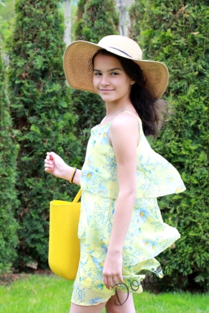 Детска лятна рокля без ръкав на воали в жълто на цветя с тънки презрамки 664694 4