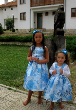 Детска рокля в светло синьо на цветя