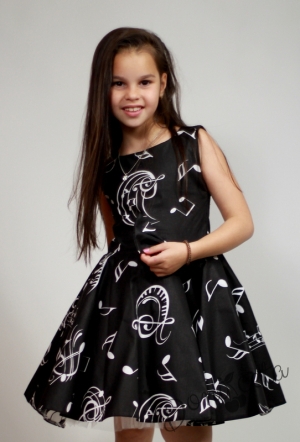 Официална детска рокля в черно с ноти тип клош Симона 8