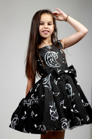 Официална детска рокля в черно с ноти тип клош Симона 9