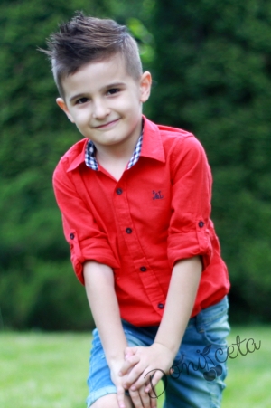  Комплект от детска риза с дълъг ръкав за момче в червено с къси накъсани дънки