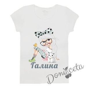Детска тениска с къс ръкав в бяло с персонализирано име с момиче и коте