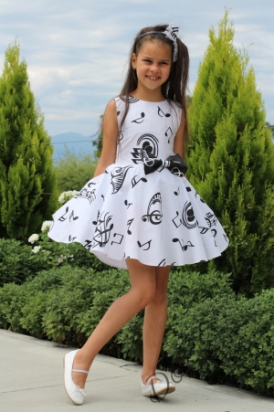 Официална детска рокля в бяло с ноти в черно тип клош Симона  9