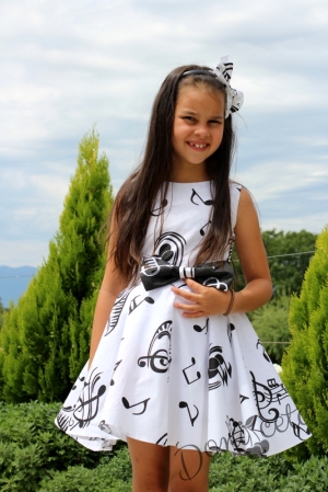 Официална детска рокля в бяло с ноти в черно тип клош Симона  11