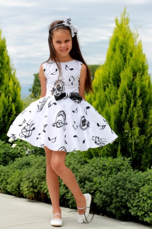 Официална детска рокля в бяло с ноти в черно тип клош Симона  15