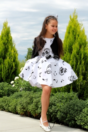 Официална детска рокля в бяло тип клош с ноти с болеро в черно  Симона 2