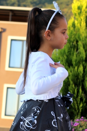 Комплект от детска официална рокля в черно с ноти тип клош Валери с болеро в бяло 10