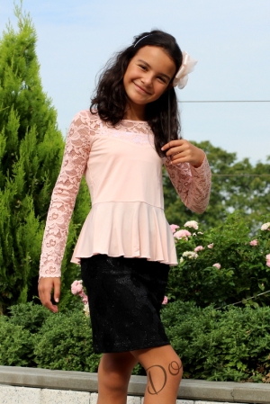 Комплект от детска риза/блуза с дълъг ръкав Алма в цвят праскова с дантелени ръкави и права пола