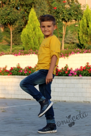 Комплект от детска блуза  за момче в цвят горчица с джобчета с изтъркани дънки