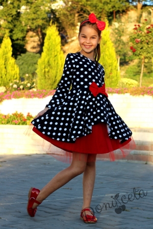 Ежедневна детска рокля с дълъг ръкав в тъмносиньо на бели точки с червен тюл отпред 