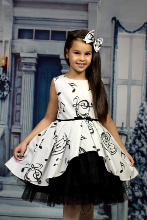 Детска рокля в бяло и черно