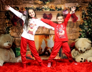 Коледна детска пижама в червено с дълъг ръкав с еленче