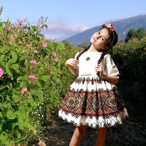 Официална детска рокля в екрю с фолклорни/етно мотиви тип народна носия