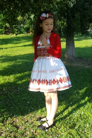 Детска рокля с фолклорни/етно мотиви тип народна носия с болеро в червено