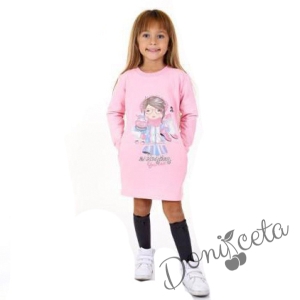 Детска рокля с дълъг ръкав в розово с момиче 7757567