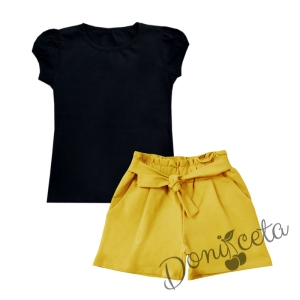 Детски комплект от къси панталонки в горчица и тениска в черно за момиче 1