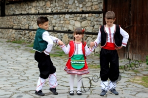 Детска народна носия момиче 10-риза, пола, елек и престилка в зело с фолклорни мотиви 