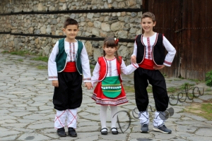 Детска народна носия момиче 10-риза, пола, елек и престилка в зело с фолклорни мотиви 