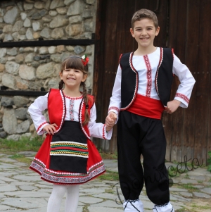 Детска народна носия 11-риза, пола, елек и черна престилка с фолклорни/етно мотиви 