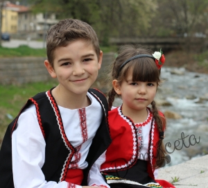 Детска народна носия 11-риза, пола, елек и черна престилка с фолклорни/етно мотиви 