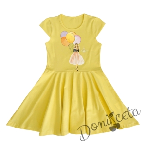 Детска рокля с къс ръкав в жълто с момиче 946572