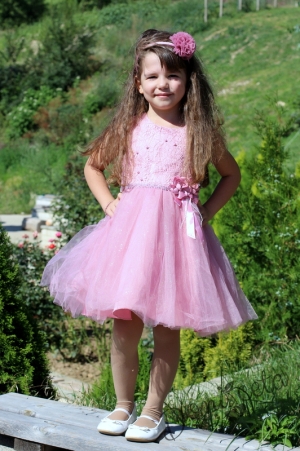 Официална детска рокля с тюл в пепел от рози 9