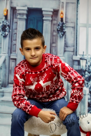 Детски коледен пуловер  в червено с елени в бяло за момче  