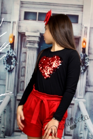 Детски комплект от блуза със сърце в черно и къси панталони в червено