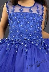 Детска рокля Карина в синьо на цветя без ръкав и тюл с шлейф 2