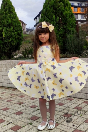 Детска рокля в нежно жълто с пеперуди тип клош 
