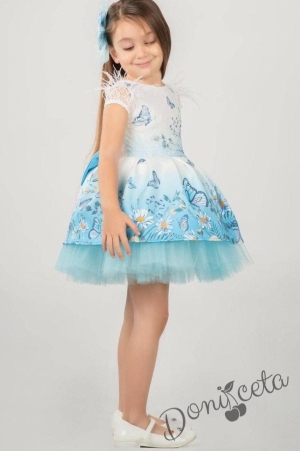 Детска рокля в светлосиньо и бяло с цветя с панделка за коса с къс ръкав 4