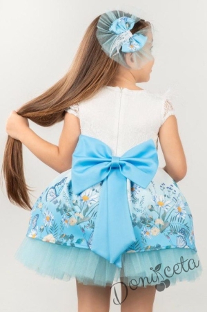 Детска рокля в светлосиньо и бяло с цветя с панделка за коса с къс ръкав 5