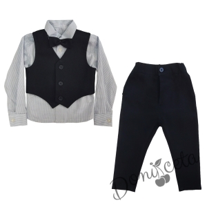 Официален костюм момче от елек в тъмносиньо, риза в бяло на квадрати, панталон и папийонка 74547887 4